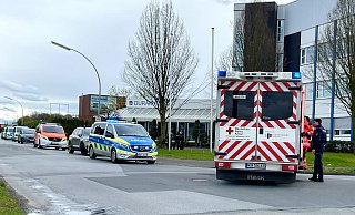 Die Polizei und der Rettungsdienst waren an Karfreitag mit mehreren Fahrzeugen an der Unterkunft in Herzebrock-Clarholz im Einsatz. - Thorsten Heß Die Polizei und der Rettungsdienst waren an Karfreitag mit mehreren Fahrzeugen an der Unterkunft in Herzebrock-Clarholz im Einsatz. - Thorsten Heß