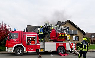 Rund 55 Feuerwehrleute aus Hövelhof und Delbrück bekämpfen einen Dachstuhlbrand bei einem Hövelhofer Bungalow. - Ralph Meyer Rund 55 Feuerwehrleute aus Hövelhof und Delbrück bekämpfen einen Dachstuhlbrand bei einem Hövelhofer Bungalow. - Ralph Meyer