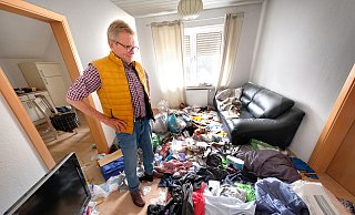Fassungslos steht Jochen Weithöner im Müll. Das Betreten der Wohnung hat er mit Zeugen dokumentiert. - rr Fassungslos steht Jochen Weithöner im Müll. Das Betreten der Wohnung hat er mit Zeugen dokumentiert. - rr