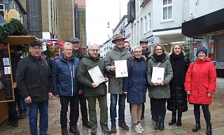 Die Preisträger stellten sich mit Jurymitgliedern zu einem Foto in die Lübbecker Fußgängerzone. Das Foto zeigt (v.l.) Friedhelm Bartling, Werne Klusmeier, Ged Husmeyer, Klaus Bernotat, Helmut Öwermann, Susanne Öwermann-Röding, Peter Schmüser, Anne Nentwich, Frank Haberbsch, Daniela Beckemann-Beihl und Erika Müller. - Karsten Schulz Die Preisträger stellten sich mit Jurymitgliedern zu einem Foto in die Lübbecker Fußgängerzone. Das Foto zeigt (v.l.) Friedhelm Bartling, Werne Klusmeier, Ged Husmeyer, Klaus Bernotat, Helmut Öwermann, Susanne Öwermann-Röding, Peter Schmüser, Anne Nentwich, Frank Haberbsch, Daniela Beckemann-Beihl und Erika Müller. - Karsten Schulz