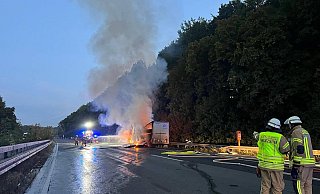 Einsatzkräfte aus Warburg und Marsberg löschen den brennenden Lastzug auf der A44. - Feuerwehr Warburg Einsatzkräfte aus Warburg und Marsberg löschen den brennenden Lastzug auf der A44. - Feuerwehr Warburg
