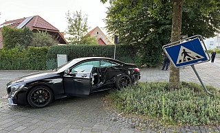 Offenbar mit überhöhter Geschwindigkeit kam am Dienstagmorgen ein mit zwei Personen besetztes Mercedes-Coupé auf der Steinbekestraße von der Fahrbahn ab. - Ralph Meyer Offenbar mit überhöhter Geschwindigkeit kam am Dienstagmorgen ein mit zwei Personen besetztes Mercedes-Coupé auf der Steinbekestraße von der Fahrbahn ab. - Ralph Meyer