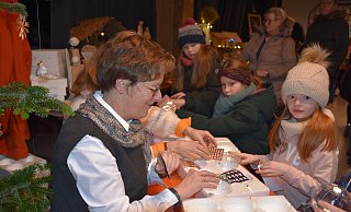 Das Weihnachtsbasteln mit Margret Rüther und Renate Herbst macht den kleinen Festgästen in der Kulturscheune großen Spaß. - Brigitta Wieskotten Das Weihnachtsbasteln mit Margret Rüther und Renate Herbst macht den kleinen Festgästen in der Kulturscheune großen Spaß. - Brigitta Wieskotten