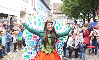 Bekommt ernsthafte Konkurrenz: Das Landesgartenschau-Maskottchen Holli, das hier von Schülerin Greta Albers (16) aus Höxter dargestellt wird. - Burkhard Battran Bekommt ernsthafte Konkurrenz: Das Landesgartenschau-Maskottchen Holli, das hier von Schülerin Greta Albers (16) aus Höxter dargestellt wird. - Burkhard Battran