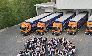 Zum Jubiläum haben die Mitarbeiter auf dem Hof von Wellcarton eine 50 gebildet. Sie wurden von einer Drohne fotografiert. - Wellcarton Zum Jubiläum haben die Mitarbeiter auf dem Hof von Wellcarton eine 50 gebildet. Sie wurden von einer Drohne fotografiert. - Wellcarton