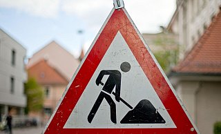Wegen Kanalarbeiten ist die Sperrung der Marienfelder Straße nötig. - Verwendung weltweit Wegen Kanalarbeiten ist die Sperrung der Marienfelder Straße nötig. - Verwendung weltweit