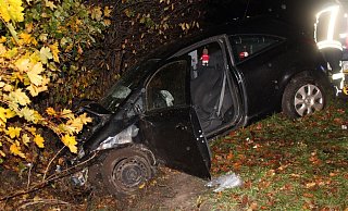 Das Auto musste nach dem Unfall in Stemwede abgeschleppt werden. - Polizei Minden-Lübbecke Das Auto musste nach dem Unfall in Stemwede abgeschleppt werden. - Polizei Minden-Lübbecke