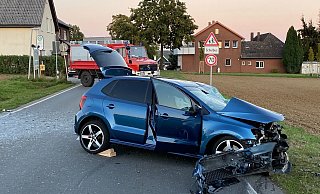 Vorne ist der verunfallte Pkw zu sehen, hinten der Wagen der Feuerwehr. - Feuerwehr Pr. Oldendorf Vorne ist der verunfallte Pkw zu sehen, hinten der Wagen der Feuerwehr. - Feuerwehr Pr. Oldendorf