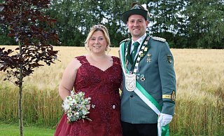 Die Majestäten Maren und Marcel Schwabe genießen den Festsonntag in Lippling, der das Ende ihrer einjährigen Regentschaft einläutet. - Regina Brucksch Die Majestäten Maren und Marcel Schwabe genießen den Festsonntag in Lippling, der das Ende ihrer einjährigen Regentschaft einläutet. - Regina Brucksch