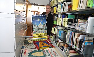 Stadtarchivar und Museumsleiter Dirk Brassel zeigt die Plakate vom Annentag aus den 70er-, 80er- und 90er-Jahren, die im Stadtarchiv lagern. - Simone Flörke Stadtarchivar und Museumsleiter Dirk Brassel zeigt die Plakate vom Annentag aus den 70er-, 80er- und 90er-Jahren, die im Stadtarchiv lagern. - Simone Flörke
