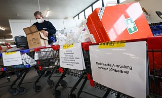 Vladyslav Rudiy-Trypolskyi und seine Kollegen sammeln Hilfsgüter für die Ukraine. Das Bild zeigt eine Sammelstelle unter anderem für medizinisches Material in Hamburg. - Christian Charisius/dpa Vladyslav Rudiy-Trypolskyi und seine Kollegen sammeln Hilfsgüter für die Ukraine. Das Bild zeigt eine Sammelstelle unter anderem für medizinisches Material in Hamburg. - Christian Charisius/dpa