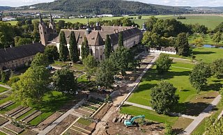 Zu Füßen des 1.200-jährigen Corveyer Westwerks entsteht im Schutz hoher Klostermauern der sogenannte Remtergarten, der mit botanischen Kostbarkeiten, heilsamen Kräutern, alten Gemüsesorten und einer Outdoorküche punkten will. Diese Drohnenaufnahme entstand bei den Bauarbeiten im Herbst. - LGS 2023 Höxter/Maike Koegel Zu Füßen des 1.200-jährigen Corveyer Westwerks entsteht im Schutz hoher Klostermauern der sogenannte Remtergarten, der mit botanischen Kostbarkeiten, heilsamen Kräutern, alten Gemüsesorten und einer Outdoorküche punkten will. Diese Drohnenaufnahme entstand bei den Bauarbeiten im Herbst. - LGS 2023 Höxter/Maike Koegel
