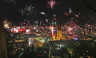Obwohl noch eine Weile hin ist zu Silvester, wird über das Feuerwerk - so wie hier vor ein paar Jahren über den Dächern der Stadt - bereits jetzt diskutiert. Oft sehr undiffernziert, sagt ein Experte. - Sarah Jonek Obwohl noch eine Weile hin ist zu Silvester, wird über das Feuerwerk - so wie hier vor ein paar Jahren über den Dächern der Stadt - bereits jetzt diskutiert. Oft sehr undiffernziert, sagt ein Experte. - Sarah Jonek
