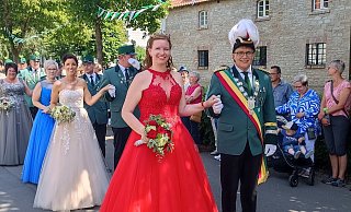 Bestes Umzugswetter: Heike Puls-Dewender und Jörg Müller strahlten am Sonntag in Siddessen mit der Sonne um die Wette. - Manuela Puls Bestes Umzugswetter: Heike Puls-Dewender und Jörg Müller strahlten am Sonntag in Siddessen mit der Sonne um die Wette. - Manuela Puls