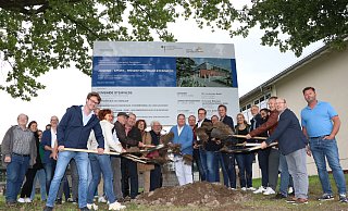 Bürgermeister Kai Abruszat und Vertreter von Rat und Verwaltung, Stemweder-Berg-Schule, Verein für Jugend-, Freizeit und Kultur (JFK) Stemwede, Kita Wiesenpiraten sowie der Architekten, Planer und ausführenden Unternehmen trafen sich jetzt zum offiziellen Spatenstich für das Jugend-, Sport- und Freizeitzentrum Stemwede in Wehdem. - Sonja Rohlfing Bürgermeister Kai Abruszat und Vertreter von Rat und Verwaltung, Stemweder-Berg-Schule, Verein für Jugend-, Freizeit und Kultur (JFK) Stemwede, Kita Wiesenpiraten sowie der Architekten, Planer und ausführenden Unternehmen trafen sich jetzt zum offiziellen Spatenstich für das Jugend-, Sport- und Freizeitzentrum Stemwede in Wehdem. - Sonja Rohlfing