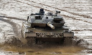 Ein Kampfpanzer der Bundeswehr vom Typ Leopard 2A6 fährt während einer Gefechtsvorführung über den Übungsplatz Munster. - dpa/Philipp Schulze Ein Kampfpanzer der Bundeswehr vom Typ Leopard 2A6 fährt während einer Gefechtsvorführung über den Übungsplatz Munster. - dpa/Philipp Schulze