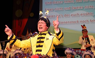 Bürgermeister Michael Dreier ist als quietschgelbe Biene Maja Star der Freitagssitzung. Nach der Verleihung mit dem Orden ohne Namen für einen guten Namen erntet der Hobbyimker mit einer gereimten Büttenrede und gekonnten Gesangseinlagen frenetischen Applaus. - Regina Brucksch Bürgermeister Michael Dreier ist als quietschgelbe Biene Maja Star der Freitagssitzung. Nach der Verleihung mit dem Orden ohne Namen für einen guten Namen erntet der Hobbyimker mit einer gereimten Büttenrede und gekonnten Gesangseinlagen frenetischen Applaus. - Regina Brucksch