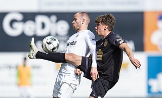 Hängen geblieben: Rödinghausens Patrick Kurzen (l.) wird hier von Bonns Marcel Kaiser ausgebremst. - Noah Wedel Hängen geblieben: Rödinghausens Patrick Kurzen (l.) wird hier von Bonns Marcel Kaiser ausgebremst. - Noah Wedel