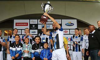 Arminia-Kapitän David Ulm präsentiert stolz den Klosterpforten-Cup. Foto: Robert Becker - Robert Becker Arminia-Kapitän David Ulm präsentiert stolz den Klosterpforten-Cup. Foto: Robert Becker - Robert Becker