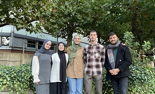 Das Leitungsteam um Maryam Salameh (v.l.), Yaven Albayrak, Meryem Alakus, Batuhan Sisaneci, Mohammad Faruq Afghanyar freuen sich auf die Aktionswoche Charity Week unter dem Motto "Natur". - Dana Johanna Stoll Das Leitungsteam um Maryam Salameh (v.l.), Yaven Albayrak, Meryem Alakus, Batuhan Sisaneci, Mohammad Faruq Afghanyar freuen sich auf die Aktionswoche Charity Week unter dem Motto "Natur". - Dana Johanna Stoll