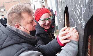 Gemeinsam verewigten sich Anika und Thomas Rieks auf dem Oberschenkel der schwarzen Wanderkatze. - Josef Köhne Gemeinsam verewigten sich Anika und Thomas Rieks auf dem Oberschenkel der schwarzen Wanderkatze. - Josef Köhne