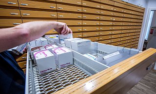 Wie Apotheker im Bünder Land berichten, gibt es noch immer einen großen Mangel an Medikamenten im Kinder- und Erwachsenenbereich. - Symbolbild: Jens Büttner/dpa Wie Apotheker im Bünder Land berichten, gibt es noch immer einen großen Mangel an Medikamenten im Kinder- und Erwachsenenbereich. - Symbolbild: Jens Büttner/dpa
