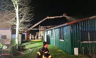 Unterstützt wurde die Rahdener Feuerwehr bei den Löscharbeiten auch durch ihre Kameraden aus Espelkamp. Sie bekämpften die Flammen vom Gelenkmast aus. - Feuerwehr Rahden/Andreas Berg Unterstützt wurde die Rahdener Feuerwehr bei den Löscharbeiten auch durch ihre Kameraden aus Espelkamp. Sie bekämpften die Flammen vom Gelenkmast aus. - Feuerwehr Rahden/Andreas Berg