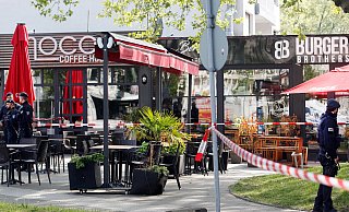 Polizisten haben einen Tatort am Marktplatz, eine Cafe-Bar, mit Flatterband abgesperrt. - Roland Weihrauch Polizisten haben einen Tatort am Marktplatz, eine Cafe-Bar, mit Flatterband abgesperrt. - Roland Weihrauch