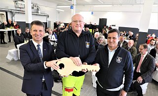 Landrat Michael Stickeln (v. l.), Brakels Rettungswachenleiter Stefan Reitemeier und der Rettungsdienst-Koordinator des Kreises, Manuel Tavares, bei der symbolischen Schlüsselübergabe. - Simone Flörke Landrat Michael Stickeln (v. l.), Brakels Rettungswachenleiter Stefan Reitemeier und der Rettungsdienst-Koordinator des Kreises, Manuel Tavares, bei der symbolischen Schlüsselübergabe. - Simone Flörke