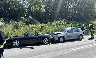Ein Golf fuhr zunächst auf einen Porsche auf, der dann auf einen BMW geschoben wurde. - Feuerwehr Höxter Ein Golf fuhr zunächst auf einen Porsche auf, der dann auf einen BMW geschoben wurde. - Feuerwehr Höxter
