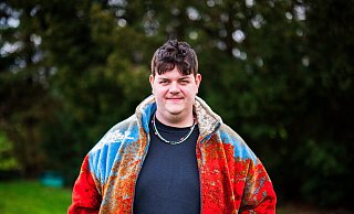 Der 29-Jährige steht in seinem Garten in Frotheim an einer Tanne. Er gewann den Vorentscheid und tritt für Deutschland am 11. Mai in Malmö beim Eurovision Song Contest in Schweden an. - Noah Wedel Der 29-Jährige steht in seinem Garten in Frotheim an einer Tanne. Er gewann den Vorentscheid und tritt für Deutschland am 11. Mai in Malmö beim Eurovision Song Contest in Schweden an. - Noah Wedel