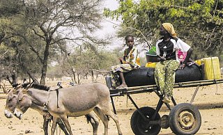 Die Menschen in Labgar mussten lange weite Wege in Kauf nehmen, um an sauberes Trinkwasser zu kommen. Das wollten Dorothea Martl. und Mor Séne ändern. Vor zehn Jahren legten sie Wasserleitungen und gründeten den Verein „Wasser für Labgar“. Foto: Mor Séne - Copyright 2005 Die Menschen in Labgar mussten lange weite Wege in Kauf nehmen, um an sauberes Trinkwasser zu kommen. Das wollten Dorothea Martl. und Mor Séne ändern. Vor zehn Jahren legten sie Wasserleitungen und gründeten den Verein „Wasser für Labgar“. Foto: Mor Séne - Copyright 2005
