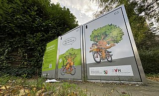 Die drei Fahrradboxen an der Frühherrenstraße. Der Preis der Stellplätze und erst recht die Nutzerzahl erstaunt. - Katharina Eisele Die drei Fahrradboxen an der Frühherrenstraße. Der Preis der Stellplätze und erst recht die Nutzerzahl erstaunt. - Katharina Eisele