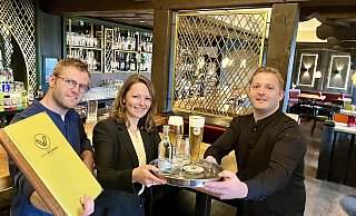 Martin, Victoria und Raphael Strunz (v. l.) übernahmen 2016 die Geschäfte im Waldkrug von ihren Eltern Veronika und Klaus. Sie begrüßen die Gäste im frisch renovierten Restaurant. - Jens Reddeker Martin, Victoria und Raphael Strunz (v. l.) übernahmen 2016 die Geschäfte im Waldkrug von ihren Eltern Veronika und Klaus. Sie begrüßen die Gäste im frisch renovierten Restaurant. - Jens Reddeker