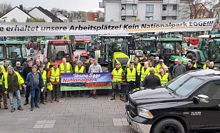 Eine große Demonstration gegen den geplanten Nationalpark im Eggegebirge fand auf dem Rathausplatz in Bad Lippspringe statt. - Uwe Müller Eine große Demonstration gegen den geplanten Nationalpark im Eggegebirge fand auf dem Rathausplatz in Bad Lippspringe statt. - Uwe Müller