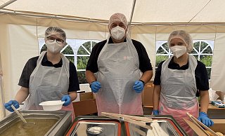 Katharina Kennemann (v. l.), Frank Mäsker, Farina Migura in der Verpflegungsstelle in Ahrweiler. Ferner ist auch Sonja Niemitz im Einsatz. Mehrere Hundert Helfer und Betroffene holen sich hier ihre warme Mahlzeit und ein Lunchpaket ab. - DRK Bünde Katharina Kennemann (v. l.), Frank Mäsker, Farina Migura in der Verpflegungsstelle in Ahrweiler. Ferner ist auch Sonja Niemitz im Einsatz. Mehrere Hundert Helfer und Betroffene holen sich hier ihre warme Mahlzeit und ein Lunchpaket ab. - DRK Bünde