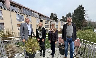 Engagieren sich für die Einführung einer Pflegekammer: Der Landtagsabgeordnete Matthias Goeken (von links), Einrichtungsleiterin Ulrike Roxlau, Pflegedienstleiterin Karin Wiechers und Andreas Fuhrmann vom Verein Jung und alt. - Ralf Mischer Engagieren sich für die Einführung einer Pflegekammer: Der Landtagsabgeordnete Matthias Goeken (von links), Einrichtungsleiterin Ulrike Roxlau, Pflegedienstleiterin Karin Wiechers und Andreas Fuhrmann vom Verein Jung und alt. - Ralf Mischer