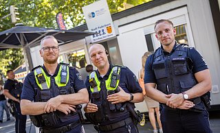 Die Polizeihauptkommissare Wolfgang Kubat (v.l.) und Christian Callies sowie Ordnungsamtsmitarbeiter André Hense sind im Libori-Einsatz. - Niklas Tüns Die Polizeihauptkommissare Wolfgang Kubat (v.l.) und Christian Callies sowie Ordnungsamtsmitarbeiter André Hense sind im Libori-Einsatz. - Niklas Tüns