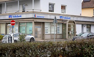 Vor dieser Volksbankfiliale in der Paderborner Winfriedstraße sollen die beiden zwei Männer dem Tankstellen-Mitarbeiter aufgelauert haben. - Niklas Tüns Vor dieser Volksbankfiliale in der Paderborner Winfriedstraße sollen die beiden zwei Männer dem Tankstellen-Mitarbeiter aufgelauert haben. - Niklas Tüns