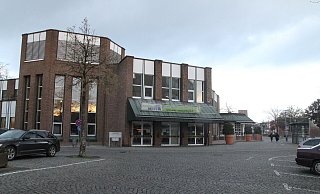 Vor dem Bürgerhaus Espelkamp kam es zu Polizeieinsätzen. - Klaus Frensing Vor dem Bürgerhaus Espelkamp kam es zu Polizeieinsätzen. - Klaus Frensing