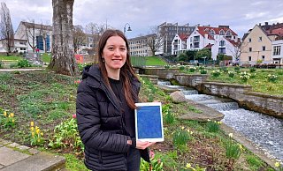 Aylin Göke präsentiert die Karte, die auf der Umfrage basiert und die Lieblingsplätze der Jugendlichen zeigt. - Stadt Paderborn Aylin Göke präsentiert die Karte, die auf der Umfrage basiert und die Lieblingsplätze der Jugendlichen zeigt. - Stadt Paderborn