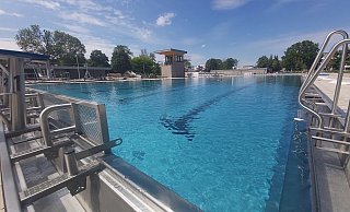 Die ersten Schwimmer können sich am Samstag in das klare Wasser der Becken stürzen. - Florian Weyand Die ersten Schwimmer können sich am Samstag in das klare Wasser der Becken stürzen. - Florian Weyand