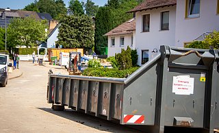 Kurz nach dem Unwetter hat die Stadt Detmold für die betroffenen Klüter Mulden bereitgestellt, in denen sie den zum Teil kontaminierten Schlamm entsorgen konnten. - Raphael Bartling Kurz nach dem Unwetter hat die Stadt Detmold für die betroffenen Klüter Mulden bereitgestellt, in denen sie den zum Teil kontaminierten Schlamm entsorgen konnten. - Raphael Bartling