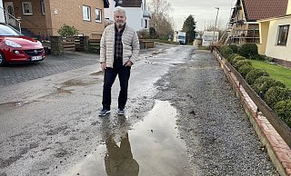 Lothar Terno steht auf der Augustastraße. Der Anwohner fordert, dass die Straße repariert werden soll. - Dirk Windmöller Lothar Terno steht auf der Augustastraße. Der Anwohner fordert, dass die Straße repariert werden soll. - Dirk Windmöller