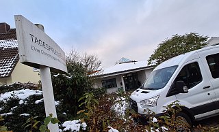 Die AWO-Tagespflege an der Wittekindstraße in Bünde. Der Verein "SenTa Bünde" hat eine viertel Million Euro als Kaufpreis in Aussicht gestellt. Die AWO verlangt aber 360.000 Euro, oder 21.150 Euro jährlich an Miete. Bekommen hat sie das Haus für einen symbolischen Euro. - Peter Heidbrink Die AWO-Tagespflege an der Wittekindstraße in Bünde. Der Verein "SenTa Bünde" hat eine viertel Million Euro als Kaufpreis in Aussicht gestellt. Die AWO verlangt aber 360.000 Euro, oder 21.150 Euro jährlich an Miete. Bekommen hat sie das Haus für einen symbolischen Euro. - Peter Heidbrink