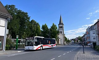 Die Linien R50 und R51 fahren werktags abwechselnd im 30-Minuten-Takt zwischen Paderborn und Schlangen, sodass Fahrgäste alle 15 Minuten einen Bus nehmen können. - NPH Die Linien R50 und R51 fahren werktags abwechselnd im 30-Minuten-Takt zwischen Paderborn und Schlangen, sodass Fahrgäste alle 15 Minuten einen Bus nehmen können. - NPH