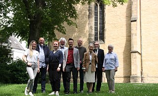 Presbyterin Käti Leimann (von rechts), Christoph und Kumiko Ogawa-Müller teilten jetzt Neuigkeiten zum Forum Mathilde mit und stellten Stefan Möhrke, Daniel Anselm, Reinhard Hoffmann, Sara-Florentine Milcent, Martin Görlich und Charlene Janzen als Teil des Ensembles vor. - Britta Bohnenkamp-Schmidt Presbyterin Käti Leimann (von rechts), Christoph und Kumiko Ogawa-Müller teilten jetzt Neuigkeiten zum Forum Mathilde mit und stellten Stefan Möhrke, Daniel Anselm, Reinhard Hoffmann, Sara-Florentine Milcent, Martin Görlich und Charlene Janzen als Teil des Ensembles vor. - Britta Bohnenkamp-Schmidt