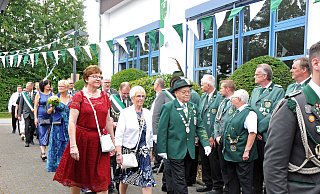 Die Schützen marschieren ins Bürgerbegegungszentrum Lenzinghausen ein. Mit dabei war dabei auch im Vorjahr schon der Landeskaiser Bernd Wigge. - STEFANIE BOSS Die Schützen marschieren ins Bürgerbegegungszentrum Lenzinghausen ein. Mit dabei war dabei auch im Vorjahr schon der Landeskaiser Bernd Wigge. - STEFANIE BOSS