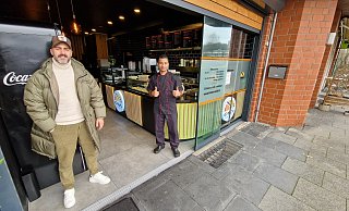 Ferdi Yildirim (l.) und sein Koch Lovepreet Singh freuen sich auf Gäste im neuen Imbiss "Kintaro Sushi". - Uwe Pollmeier Ferdi Yildirim (l.) und sein Koch Lovepreet Singh freuen sich auf Gäste im neuen Imbiss "Kintaro Sushi". - Uwe Pollmeier