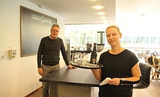 Brakels Allgemeiner Vertreter Peter Frischemeier mit der neuen Hallenbad-Bistropächterin Simone Ellebrecht aus Hembsen. - Burkhard Battran Brakels Allgemeiner Vertreter Peter Frischemeier mit der neuen Hallenbad-Bistropächterin Simone Ellebrecht aus Hembsen. - Burkhard Battran